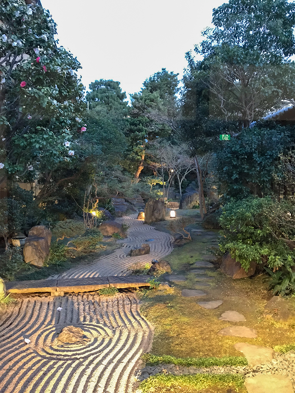 やさの湯のお庭