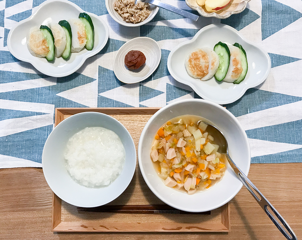 野菜スープとかまぼこで昼ごはん