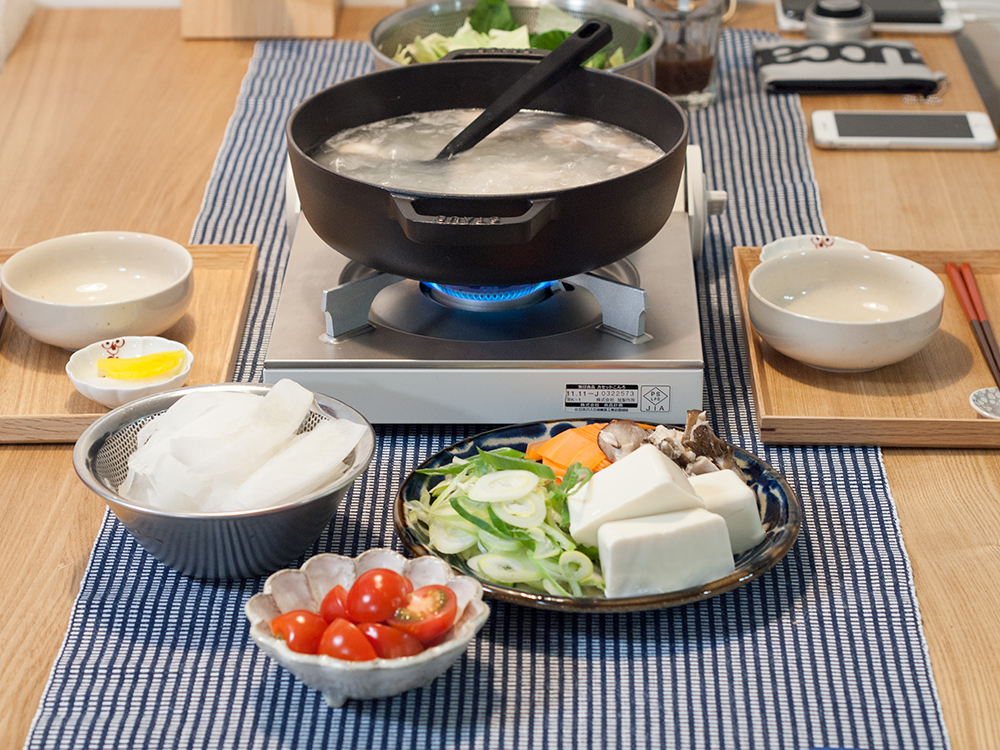 鍋料理の食卓風景