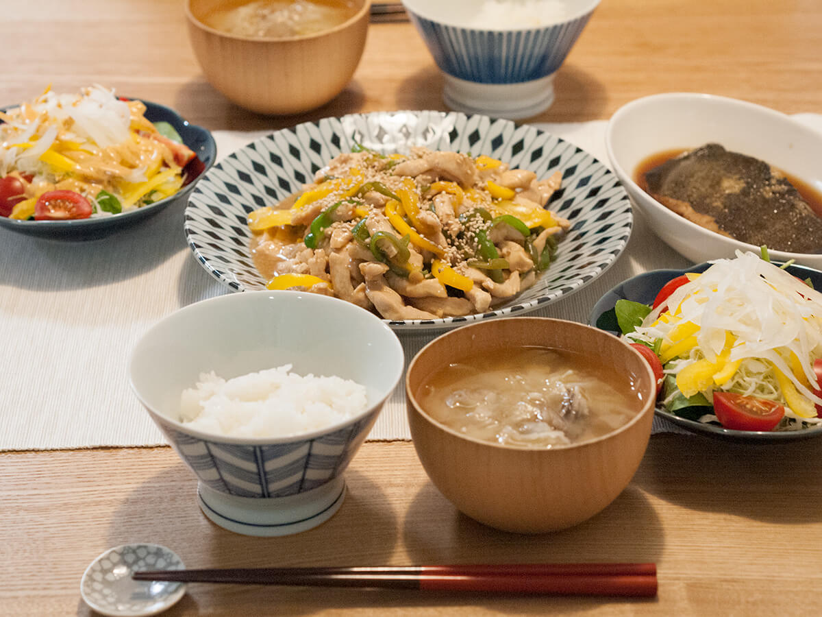 鶏胸肉の青椒肉絲と副菜が並ぶ食卓