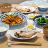 アジの干物と酢豚の食卓