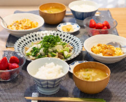 麻婆豆腐と野菜の酒蒸しがメインの食卓