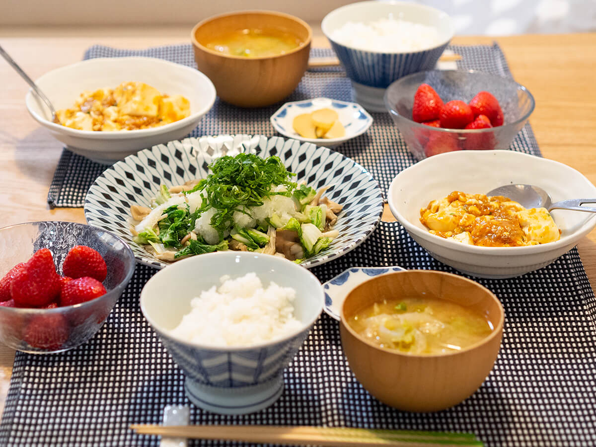麻婆豆腐と野菜の酒蒸しがメインの食卓