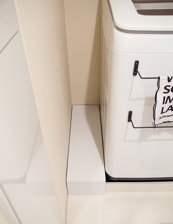 洗濯機の排水ホースの目隠しカバーを簡単DIY＆上の収納はニトリで。 | ウチブログ