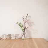 テーブルに飾った啓翁桜と小手毬