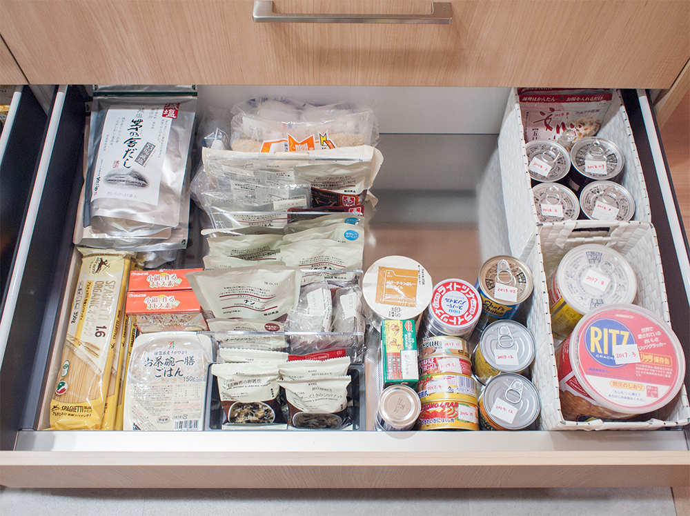 食品ストックと食器棚の収納見直し 食器棚に敷くシートの話 ウチブログ
