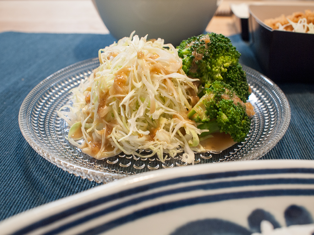 北欧食器にサラダ