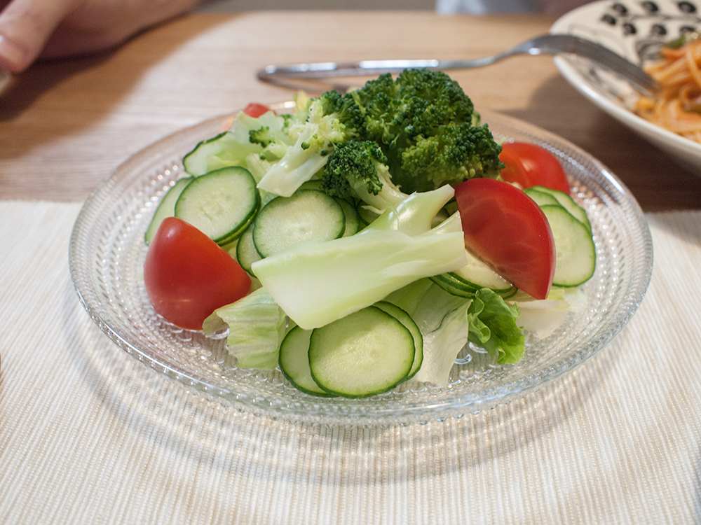 北欧食器にサラダ