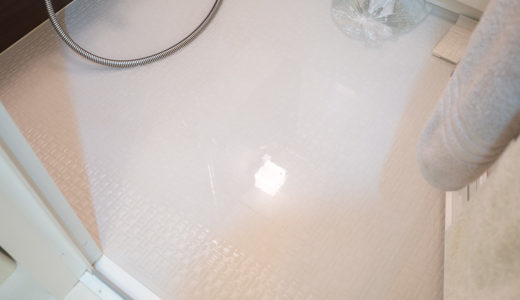 お風呂の床掃除：オキシ漬けのためにしっかり排水口を塞ぐ方法